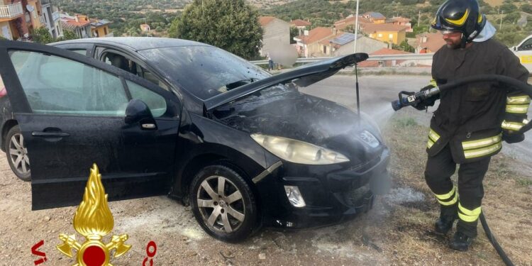 Bultei: a fuoco un’auto, intervengono i vigili del fuoco