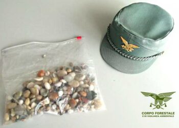 Valledoria: raccoglie ciottoli nella spiaggia di La Ciaccia, multato un turista