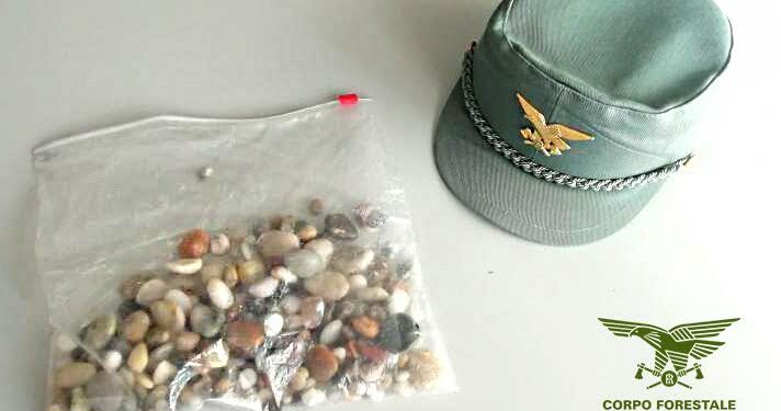 Valledoria: raccoglie ciottoli nella spiaggia di La Ciaccia, multato un turista