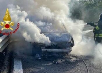 A fuoco un’auto sulla SS 131 “Diramazione Centrale Nuorese”, all’altezza del bivio di Posada