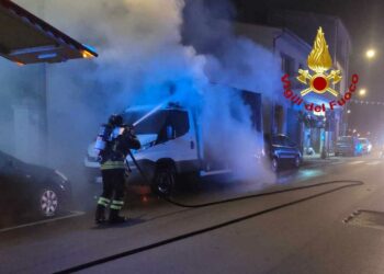 Siniscola: a fuoco un furgone di una società ittica, sul posto i vigili del fuoco