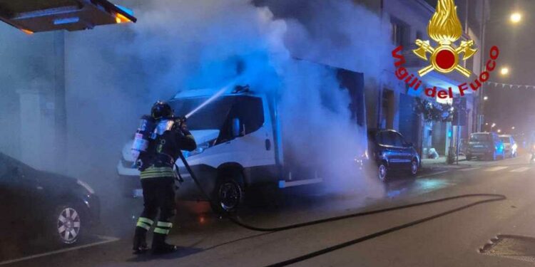Siniscola: a fuoco un furgone di una società ittica, sul posto i vigili del fuoco