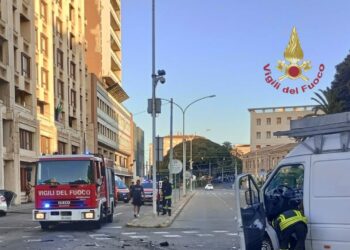 Incidente stradale a Cagliari, un veicolo coinvolge una tubazione del gas di città, i vigili del fuoco delimitano e mettono in sicurezza l’area