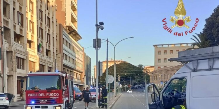 Incidente stradale a Cagliari, un veicolo coinvolge una tubazione del gas di città, i vigili del fuoco delimitano e mettono in sicurezza l’area