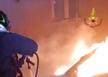 I vigili del fuoco  sono intervenuti intorno alle 4.00 della notte scorsa, per l’incendio di tre auto in sosta tra via Podgora e via Premuda, a Cagliari