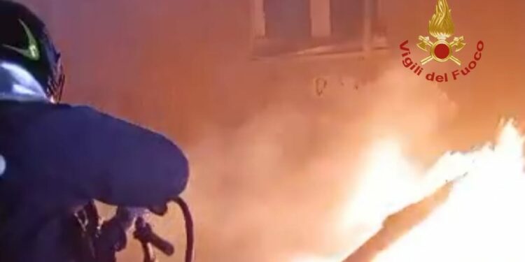 I vigili del fuoco  sono intervenuti intorno alle 4.00 della notte scorsa, per l’incendio di tre auto in sosta tra via Podgora e via Premuda, a Cagliari
