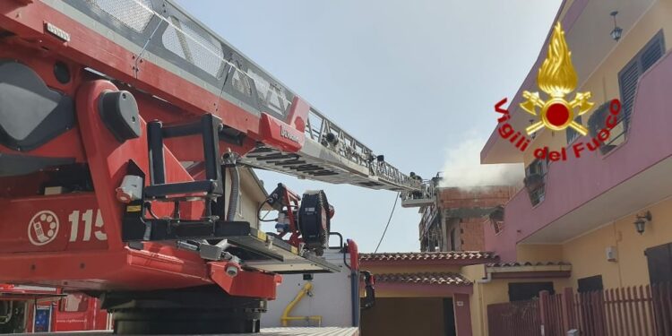 I vigili del fuoco sono intervenuti questo pomeriggio per l’incendio di un’abitazione in via Coghe, ad Assemini