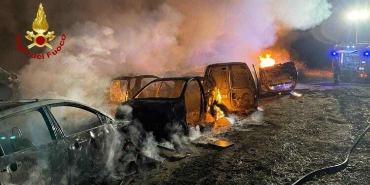 Sestu, incendiate alcune auto in un deposito abusivo: «Probabile natura dolosa»