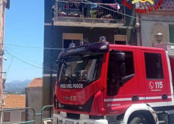 Bitti: a fuoco un appartamento in via Garibaldi, intervengono i vigili del fuoco