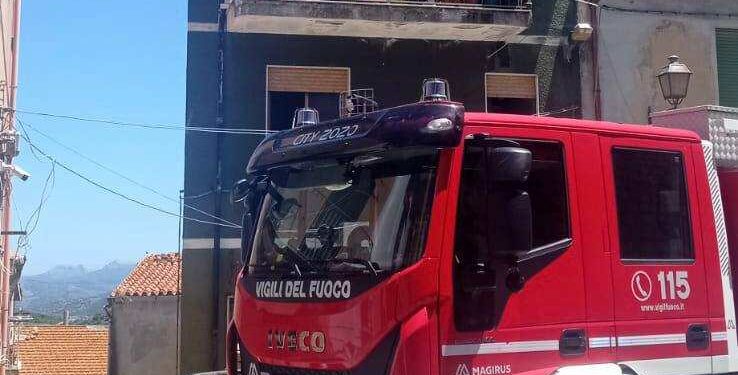 Bitti: a fuoco un appartamento in via Garibaldi, intervengono i vigili del fuoco