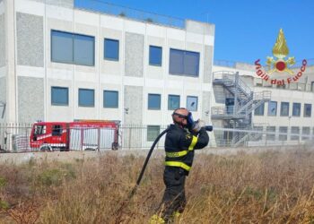 Incendio di vegetazione in viale Monastir, i vigili del fuoco hanno evitato la propagazione delle fiamme alle strutture vicine