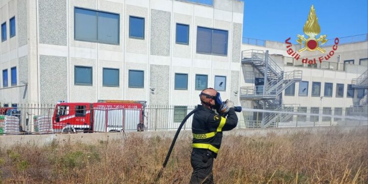 Incendio di vegetazione in viale Monastir, i vigili del fuoco hanno evitato la propagazione delle fiamme alle strutture vicine