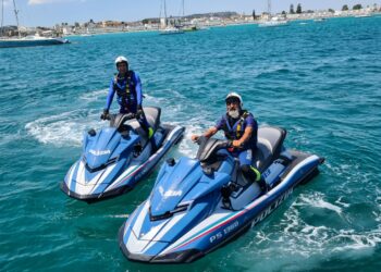 La Polizia di Stato ha ripreso il servizio di pattugliamento dello specchio d’acqua del litorale cagliaritano con due moto d’acqua