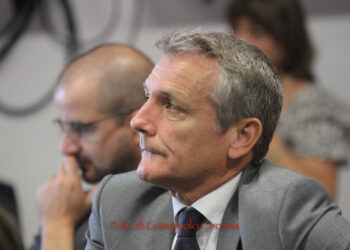 Tragedia del mare sulla costa occidentale sarda, a Is Arenas, tra Cuglieri e Narbolia: il docente universitario Carlo Lugliè, 60 anni, è morto dopo aver soccorso un ragazzo in difficoltà tra le onde