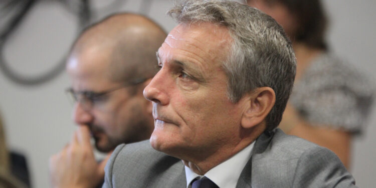 Tragedia del mare sulla costa occidentale sarda, a Is Arenas, tra Cuglieri e Narbolia: il docente universitario Carlo Lugliè, 60 anni, è morto dopo aver soccorso un ragazzo in difficoltà tra le onde