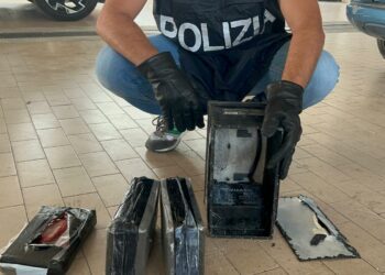 A Cagliari la Polizia di Stato ha fermato un’auto sospetta, trovando a bordo 5 kg di cocaina purissima. Arrestato uno spagnolo di 54 anni