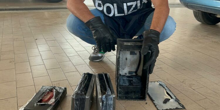 A Cagliari la Polizia di Stato ha fermato un’auto sospetta, trovando a bordo 5 kg di cocaina purissima. Arrestato uno spagnolo di 54 anni