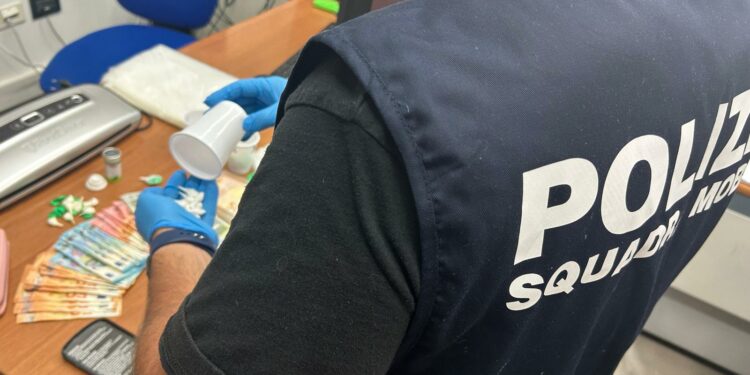 La Polizia di Stato di Cagliari ha arrestato in flagranza di reato un 47enne per detenzione ai fini di spaccio di sostanza stupefacente