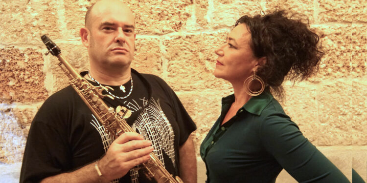 Stintino Jazz&Classica, domani il gran finale con Gavino Murgia. Alle 21.00, il concerto “Il vento fra le corde” con Paola Erdas al MuT