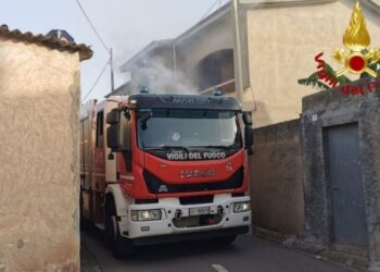 Nuraminis: a fuoco un’abitazione, intervengono i vigili del fuoco