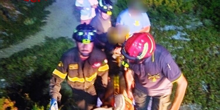 Palau: 75enne di Cremona cade sugli scogli, salvato dai vigili del fuoco