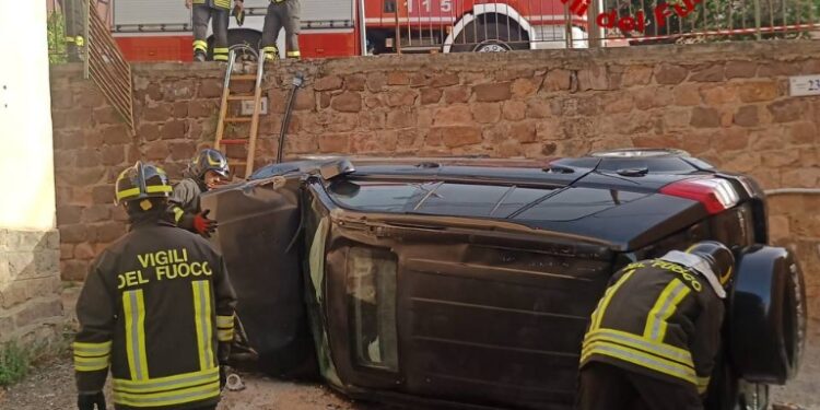 Nuoro: incidente stradale in via Torres, intervengono i vigili del fuoco