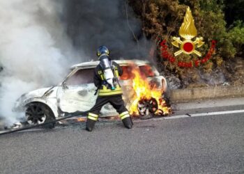 A fuoco un’auto sulla 131 Dcn, sul posto i vigili del fuoco