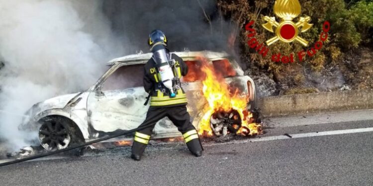 A fuoco un’auto sulla 131 Dcn, sul posto i vigili del fuoco