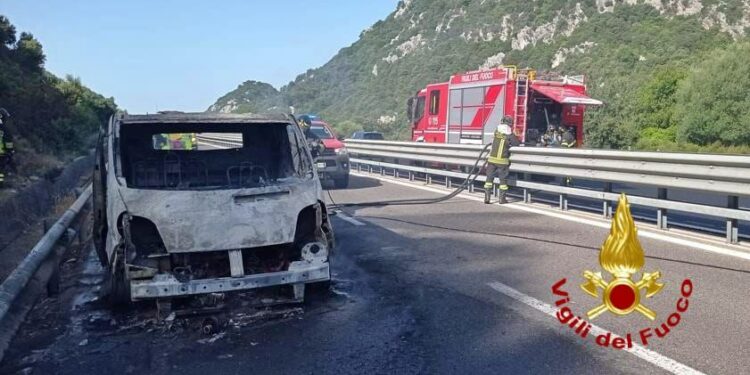 A fuoco un furgone all’altezza di Monte Pizzinnu, sul posto i vigili del fuoco