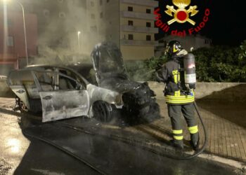 Intorno alla mezzanotte, i vigili del fuoco sono intervenuti all’ingresso di via Lollove, a Nuoro, dove una Volkswagen Golf è andata a fuoco