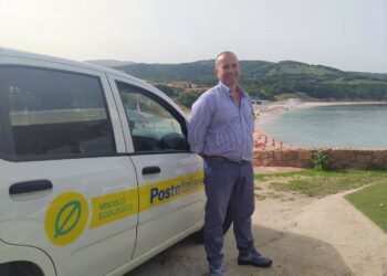 Il portalettere di Trinità d’Agultu e Vignola consegna anche…tra gli ombrelloni