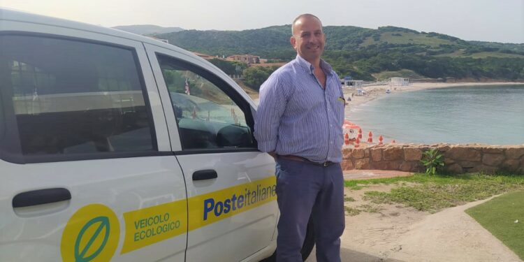 Il portalettere di Trinità d’Agultu e Vignola consegna anche…tra gli ombrelloni