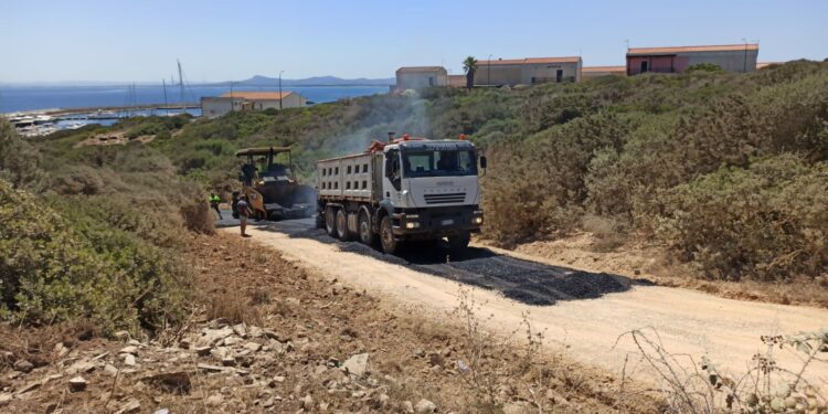 Stintino: al via i lavori di bitumazione della strada che conduce al Porto Marina