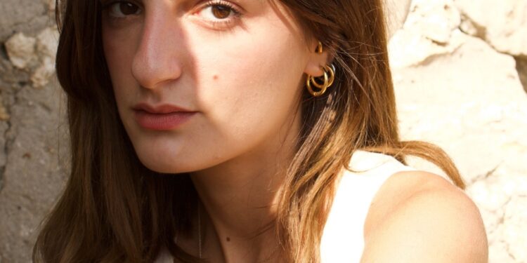 Da oggi è disponibile Chimera, secondo estratto da Psicomagica, l’album d’esordio della cantautrice Mazulco in uscita a fine mese