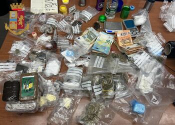 La Polizia di Stato ha arrestato in flagranza di reato un 22enne e un 18enne per detenzione ai fini di spaccio di sostanza stupefacente