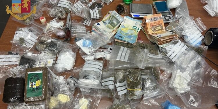 La Polizia di Stato ha arrestato in flagranza di reato un 22enne e un 18enne per detenzione ai fini di spaccio di sostanza stupefacente