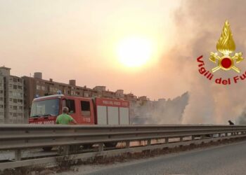 Incendio di un’auto lungo la SS 554 in direzione Pitz’e Serra intorno alle 20.00, illeso il conducente