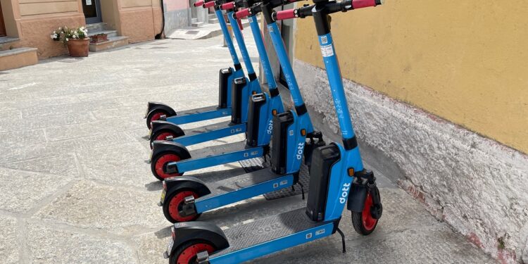 Il comune di Arzachena ha avviato il servizio di monopattini e biciclette elettriche in sharing di Dott.