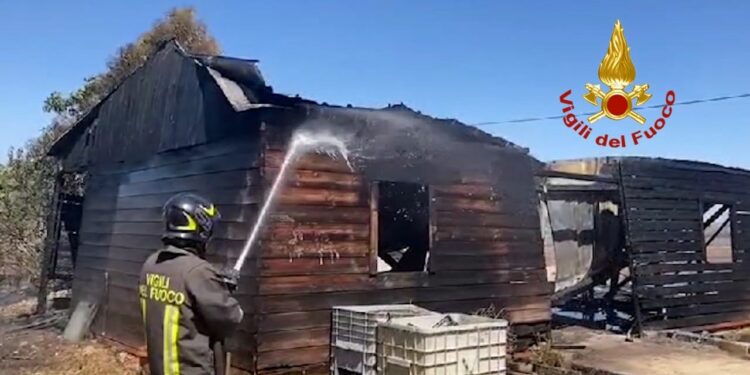Un incendio di sterpi nell’agro del comune di Assemini, in località Terra Noas, ha coinvolto un’azienda agricola