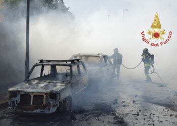 I vigili del fuoco sono intervenuti questo pomeriggio a Capoterra, per un incendio che ha coinvolto sterpaglie e due auto in sosta
