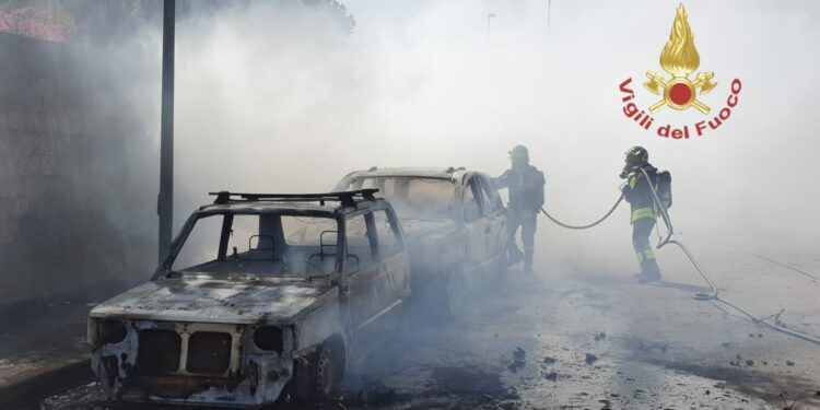 I vigili del fuoco sono intervenuti questo pomeriggio a Capoterra, per un incendio che ha coinvolto sterpaglie e due auto in sosta