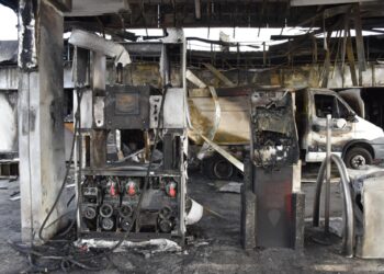 A Cagliari a Polizia di Stato ha arrestato 5 persone, tre di loro presunti responsabili dell’attentato incendiario che il 14 aprile 2022 ha distrutto una stazione di servizio in viale Marconi