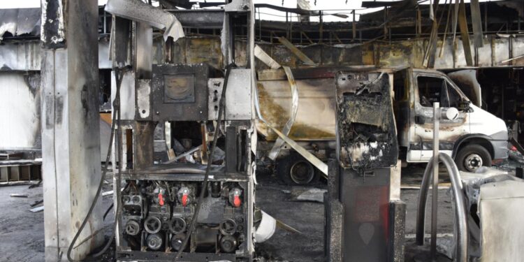 A Cagliari a Polizia di Stato ha arrestato 5 persone, tre di loro presunti responsabili dell’attentato incendiario che il 14 aprile 2022 ha distrutto una stazione di servizio in viale Marconi