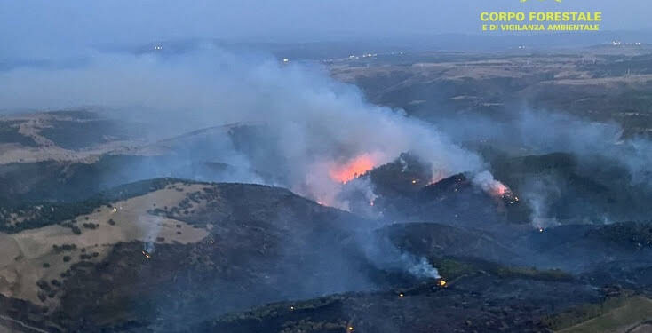 Incendio in corso a Serri, in località Arimitilis
