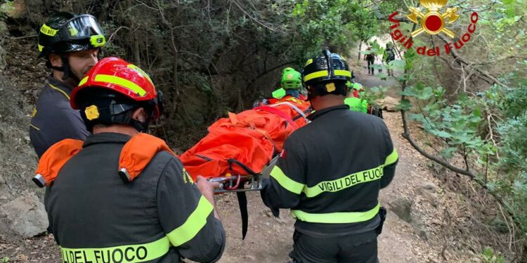 Cade e si rompe un braccio a Gorroppu, intervengono i vigili del fuoco