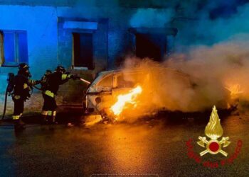Padru: a fuoco un’auto, sul posto i vigili del fuoco