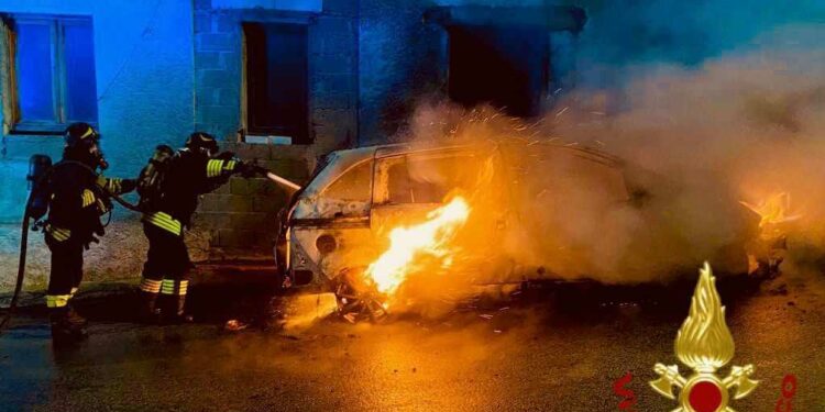 Padru: a fuoco un’auto, sul posto i vigili del fuoco