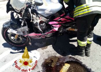 Posada: incidente stradale tra un’auto e una moto, sul posto i vigili del fuoco