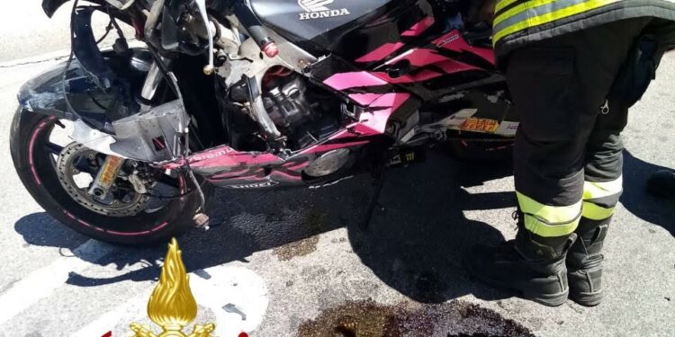 Posada: incidente stradale tra un’auto e una moto, sul posto i vigili del fuoco