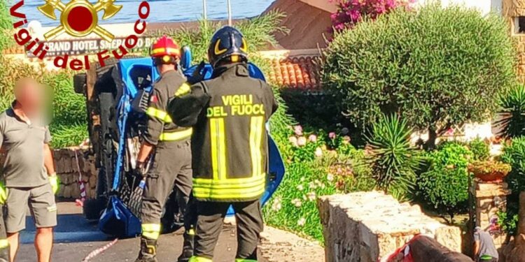 Incidente stradale a Baja Sardinia, intervengono i carabinieri e i vigili del fuoco